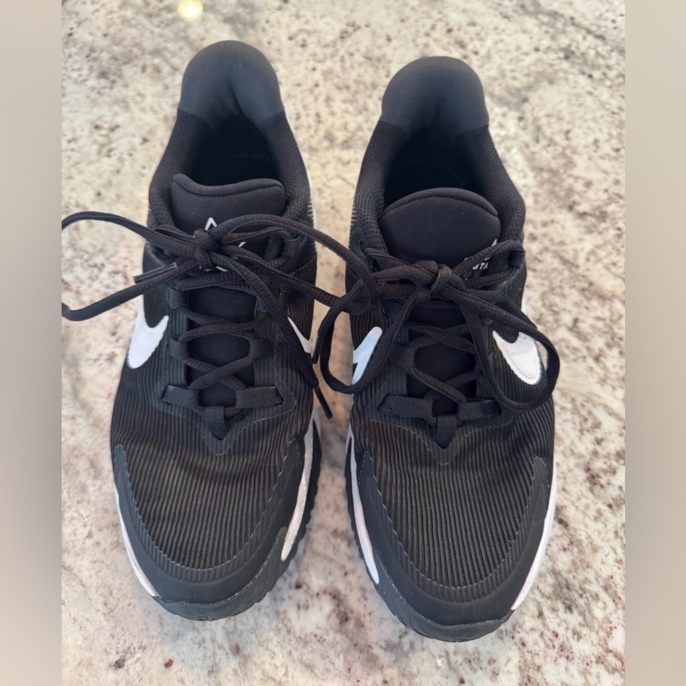 Nike Kids Star Runner Youth 5Y Black White EUC! Only worn a few times